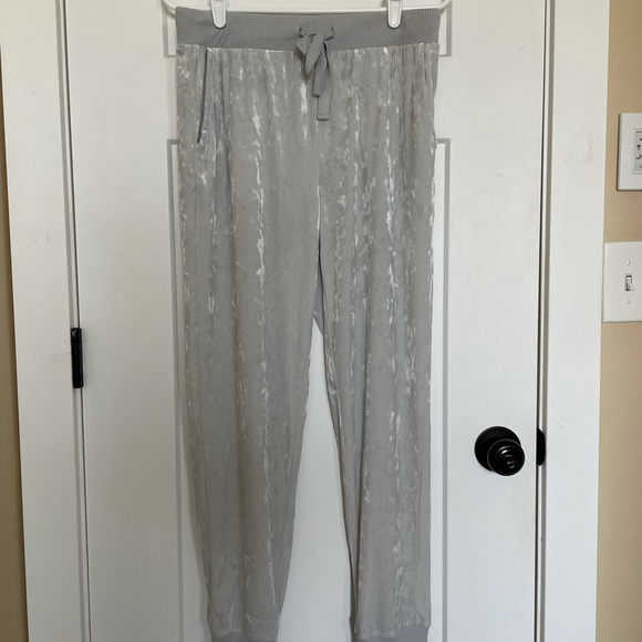 Aerie crushed velvet joggers - Picture 2 of 4